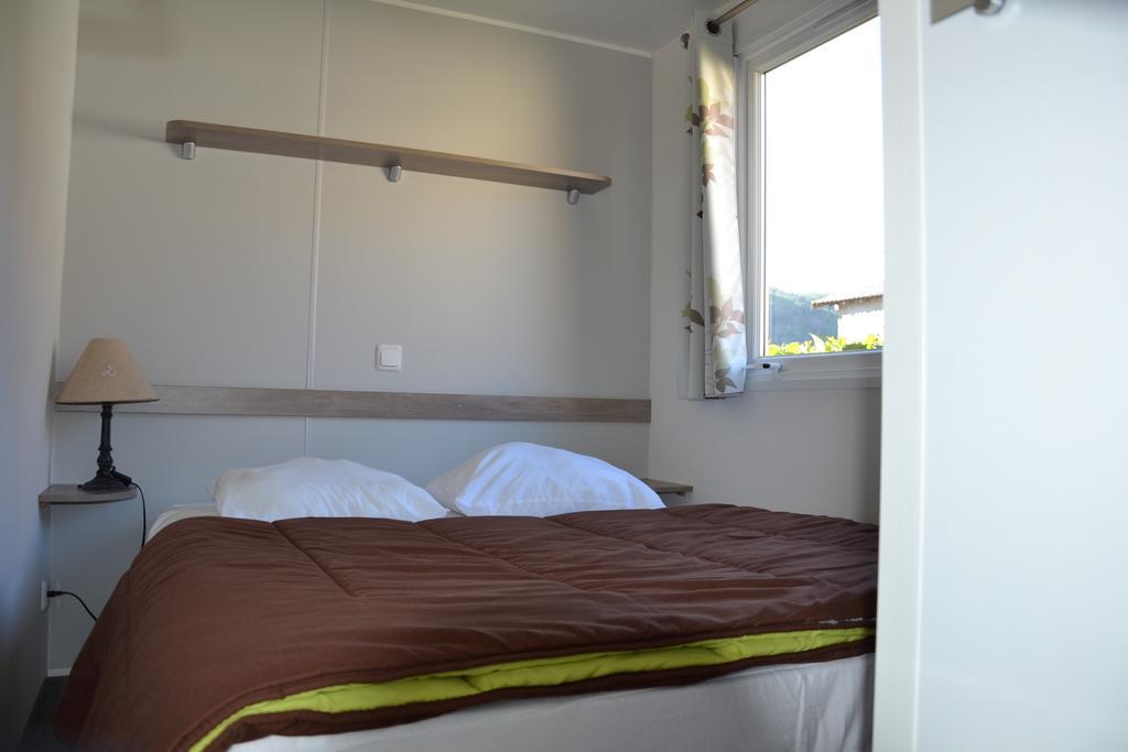 Camping La Mare Aux Fees Hotel Roquefeuil Екстериор снимка