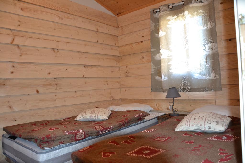 Camping La Mare Aux Fees Hotel Roquefeuil Екстериор снимка