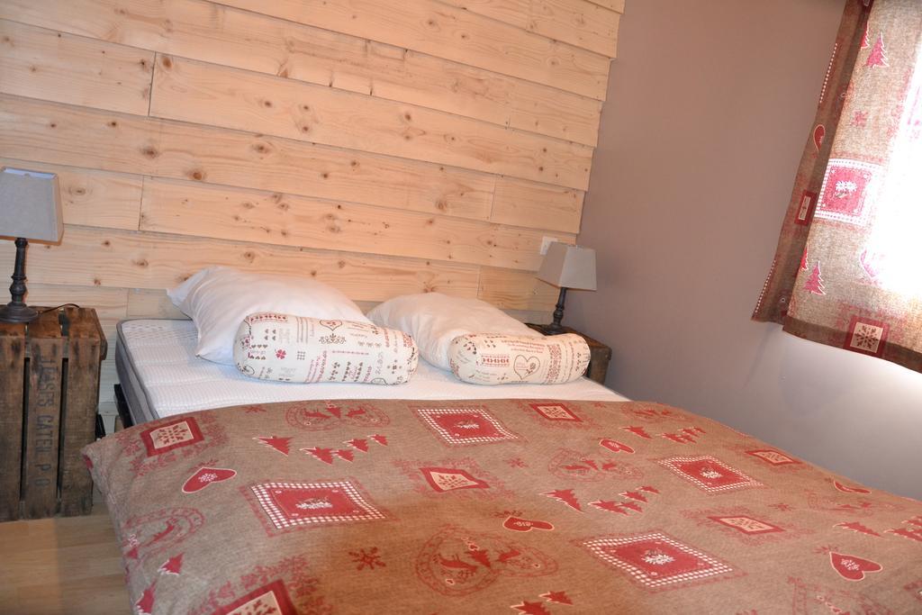 Camping La Mare Aux Fees Hotel Roquefeuil Екстериор снимка