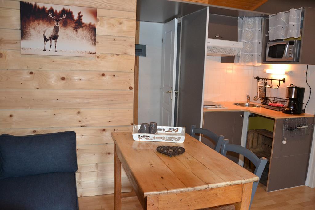 Camping La Mare Aux Fees Hotel Roquefeuil Екстериор снимка