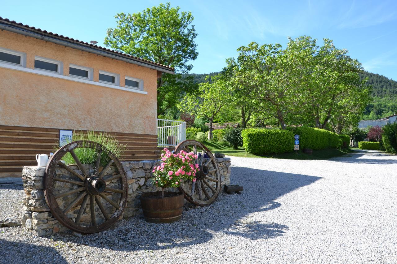 Camping La Mare Aux Fees Hotel Roquefeuil Екстериор снимка